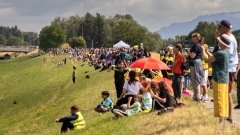 4000 Kinder bildeten eine Menschenkette aus Anlass 100 Jahre Rheinduchstich