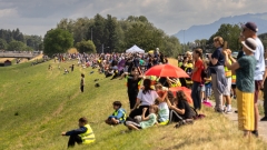 4000 Kinder bildeten eine Menschenkette aus Anlass 100 Jahre Rheinduchstich